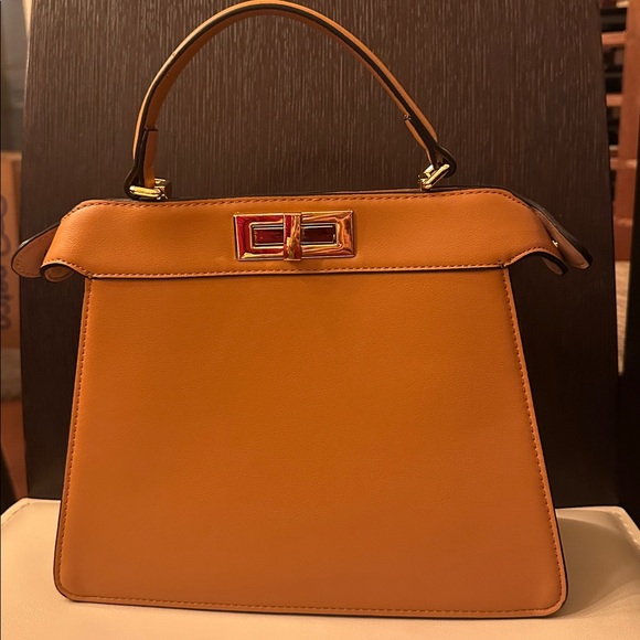 Elegant Tan Woven Handbag - Picture 5 of 9